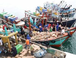 Bupati Aceh Timur Jemput Bantuan dari Kapal KRI Gilimanuk di Tengah Laut