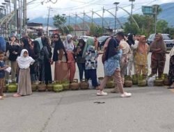 Emak-emak di Gayo Lues Turun ke Jalan Tenteng Gas: “Anak Kami Lapar…!”