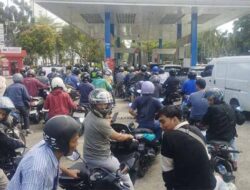 Dampak Banjir Parah: Antrian BBM Warga Langsa Mengular