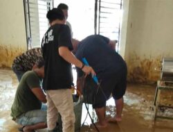 Squad DPMG Langsa Bersihkan Lumpur Sisa Banjir