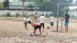 Bermain Sepakbola di Lapangan Bekas Banjir