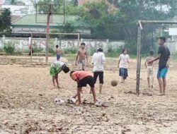 Bermain Sepakbola di Lapangan Bekas Banjir
