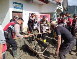 Pembersihkan Fasilitas Kesehatan Pascabencana di Aceh