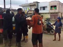 Polisi Bagikan Makanan untuk Korban Banjir, Buka Pemblokiran Akses Warga