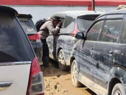 Polres Aceh Tamiang Sisir Mobil Terdampak Banjir, Bantah Isu ada  Mayat dalam Kendaraan