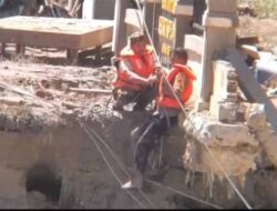 Personel Polres Gayo Lues Selamatkan Warga Jalur Jembatan Seling