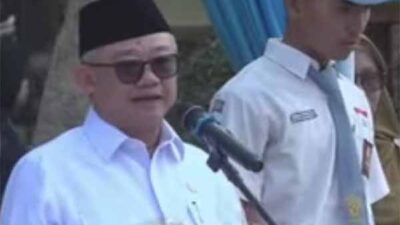 Mendikdasmen Jadi Pembina Upacara di Hari Pertama Sekolah di Daerah Bencana