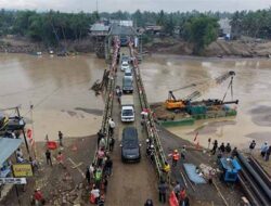 Dilintasi Truk Tronton Jembatan Bailey Kuta Blang Patah