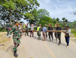 TNI dan Warga Berdirikan Tiang Listrik yang Tumbang Saat Bencana di Putri Betung