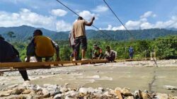 Ganti Jembatan yang Dihanyutkan Banjir, Koramil Putri Betung dan Masyarakat Bangun Jembatan Gantung