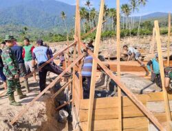 Sinergi TNI dan Rakyat Percepat Pembangunan Kembali Jembatan Gantung Gumpang yang putus Akibat Banjir