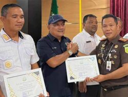 Kejari Ganjar PWI Aceh Besar dengan Penghargaan