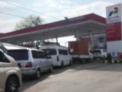 Antrian Ranmor di SPBU Harapan Langsa Masih Terus Terjadi