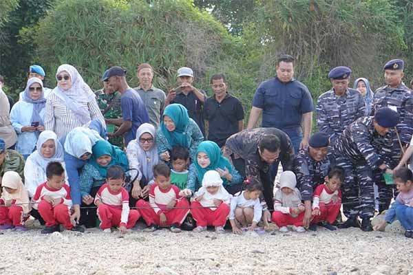Walikota Sabang melepas anak penyu di Pantai Keramat Sabang.