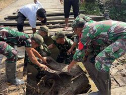 Cegah Banjir Susulan, TNI Gabungan Bersihkan Jembatan Perintis Gumpang Lempuh