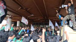 Diduga Memprovokasi dan Menurunkan Bendera Merah Putih