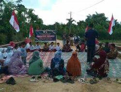 Warga  Gajah Mentah Peusijuek Jembatan Armco
