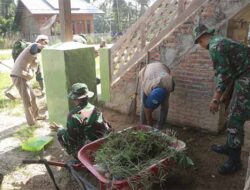 Prajurit Kodim Aceh Timur Bersihkan Lingkungan Dayah di Desa Petow