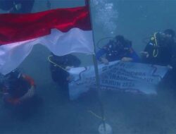 Polairud Polda Aceh Kibarkan Bendera Merah Putih di Dasar Laut Krueng Raya