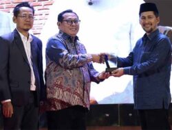 Wagub Aceh Terima Penghargaan Tokoh Penguat Ekonomi Syariah Aceh