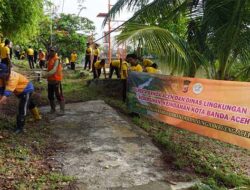 Polisi dan Pasukan Oranye Bersihkan Pinggiran Krueng Aceh