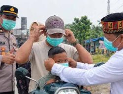 Muspika Julok Bagikan Masker Gratis Untuk Pengguna Jalan