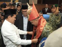 Tiba di Aceh, Pangdam IM yang Baru Dipakaikan Kupiah Meukeutop